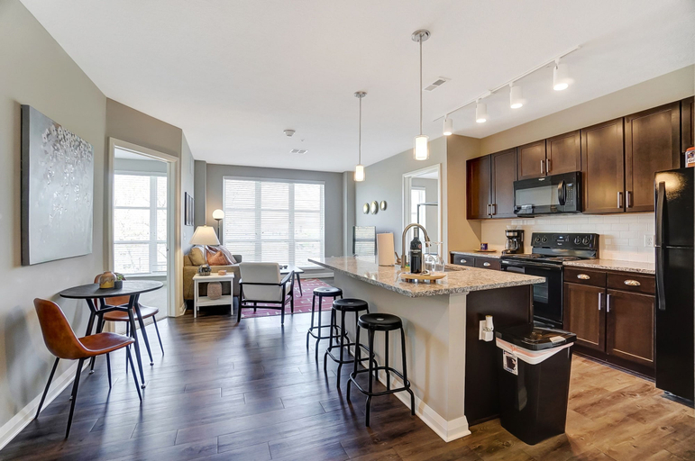 Room 5, Downtown Designer 2BR Parking W D Gym Pool, Franklin