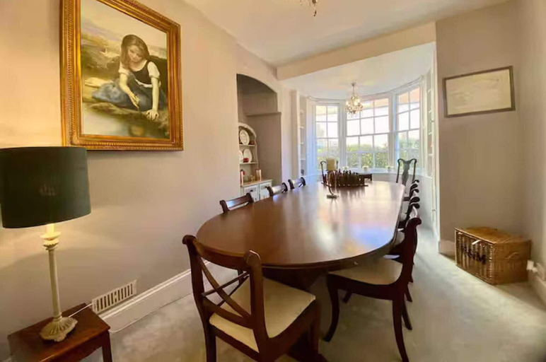 Dining 5, 17th Century Coach House - Pet & Family Friendly, Wiltshire