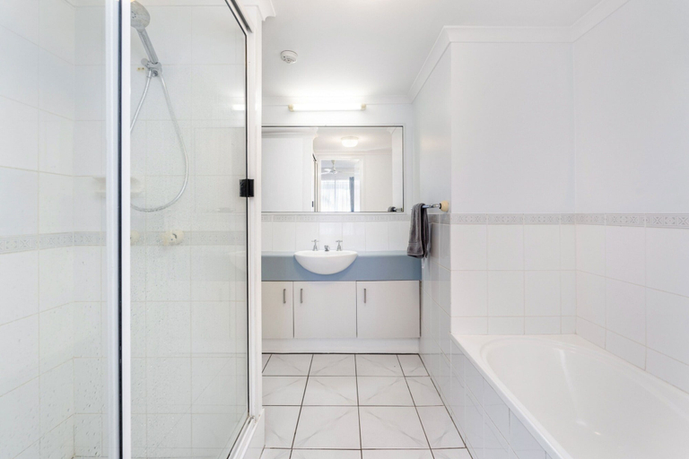 Bathroom, Resort-style Stay With Balcony & Garage Parking, Hervey Bay - Pt A