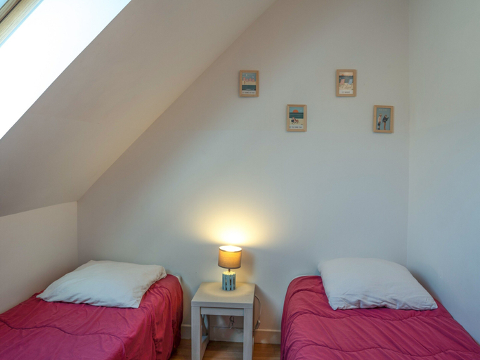 Room 3, Peaceful Coastal Stay With Access to Pool, Finistère