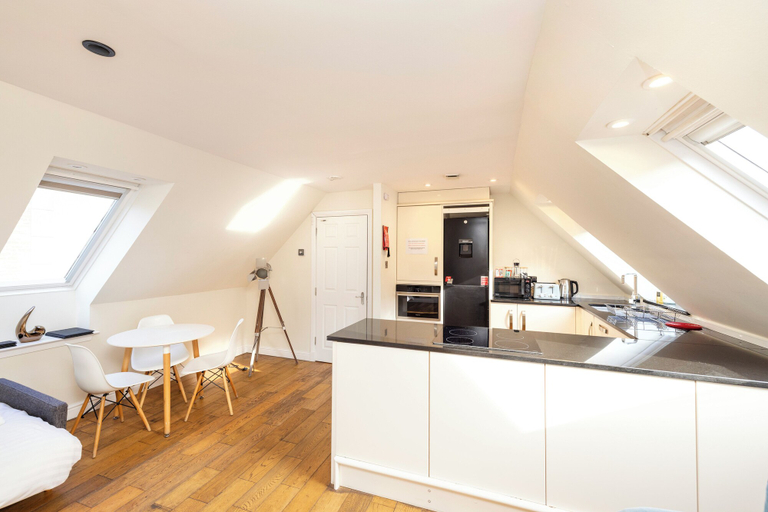 Others 5, JOIVY Inviting Flat Near Edinburgh Castle W/ Parking, Edinburgh