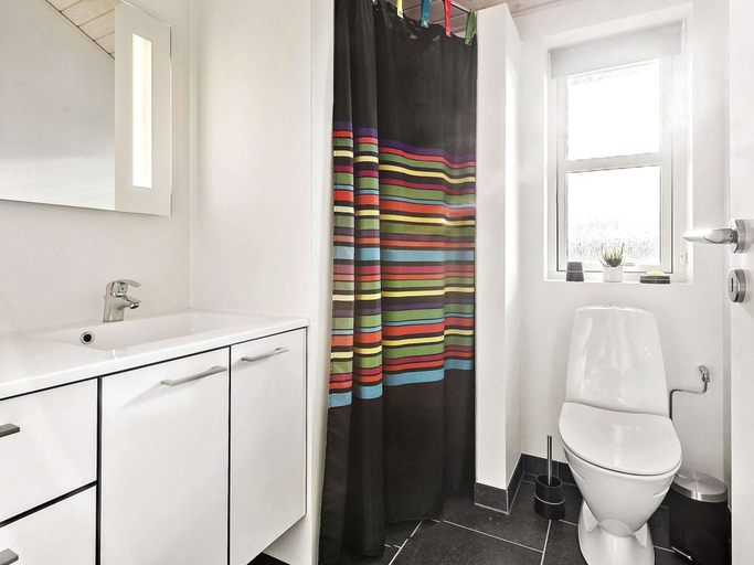 Bathroom 2, 5 Star Holiday Home in Hadsund, Mariagerfjord