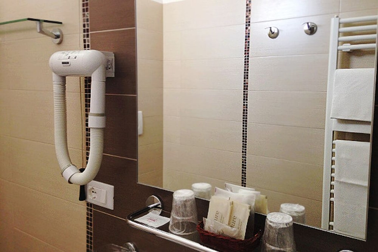 Bathroom 2, Napoleon, Imperia