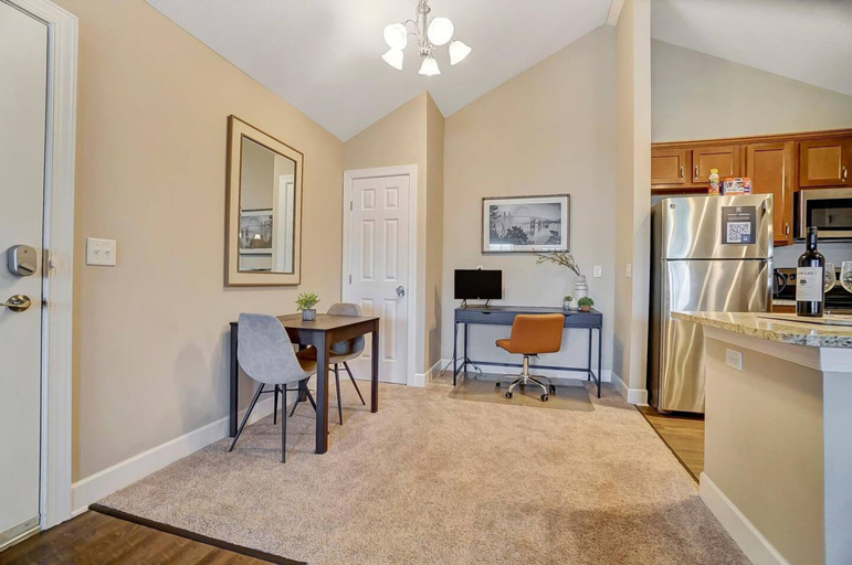 Room 2, King Bed Top Floor Washer Dryer Balcony Wifi, Delaware