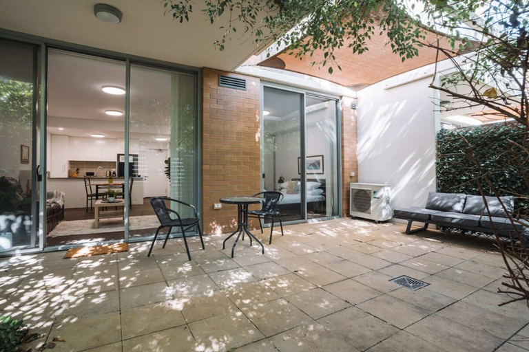 Balcony 4, Comfy 1-bed With Spacious Courtyard & Parking, Canberra