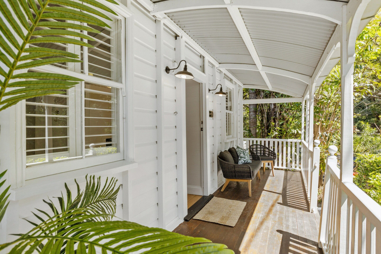 Balcony 3, Tranquil 2-bed Family Home With Deck Among Trees, Bardon