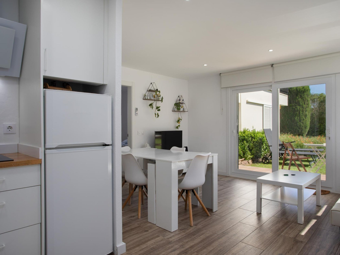 Room 2, Apartament amb Piscina i Parquing Baixos amb Jard, Girona