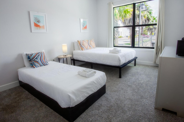 Room 4, Townhome- 4Bd - Close To Parks Shops, Polk
