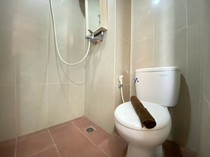 Bathroom 2, Artsy Studio Room At Taman Melati Jatinangor Apartment, Sumedang