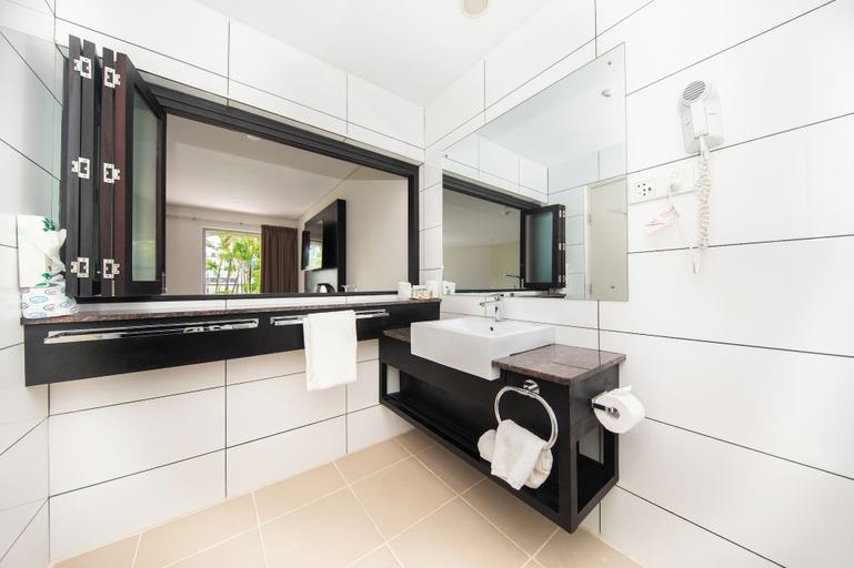 Bathroom 5, Tanoa Waterfront Hotel, Ba