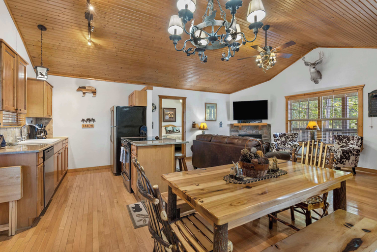 Food & Drinks, Grey Moose Lodge w/ Amenities Access!, Stone