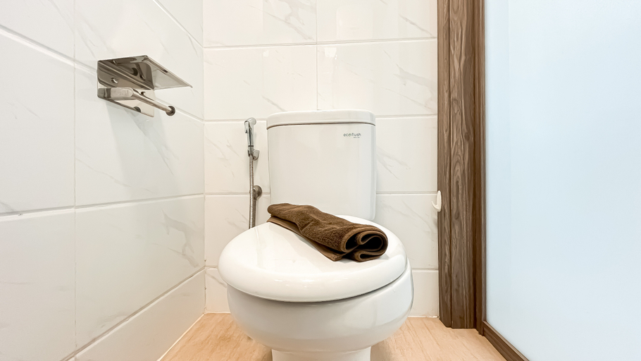 Bathroom 3, Comfortable Studio at Apartment Sky House BSD By Travelio, Tangerang Selatan
