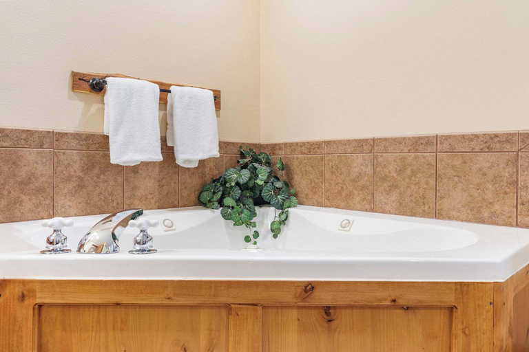 Bathroom 5, Milby Hideaway - On-site Amenities, Stone