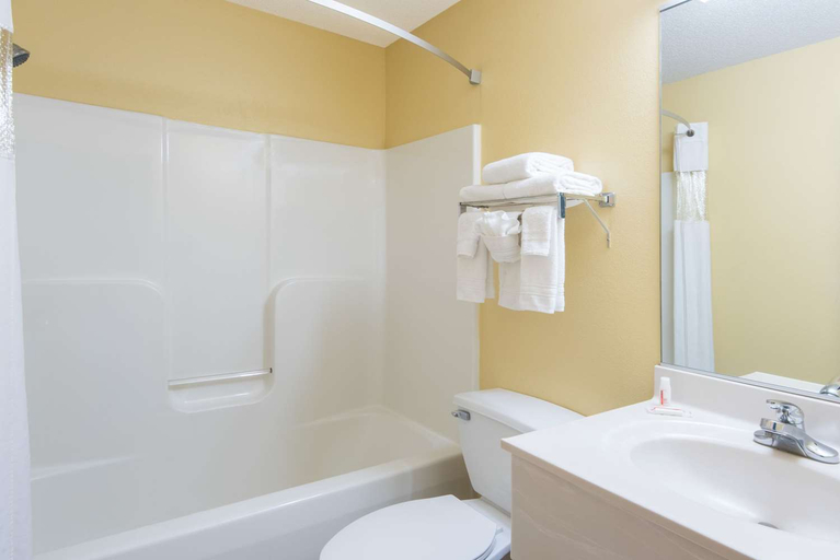 Bathroom 4, Super 8 by Wyndham Medina, Medina