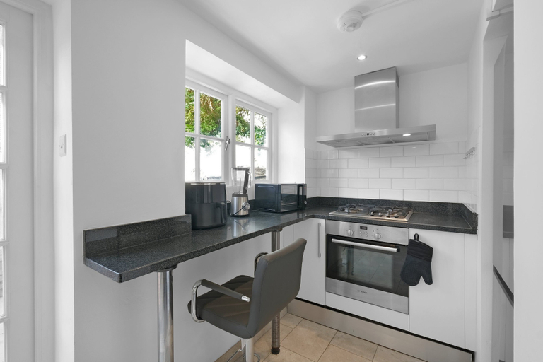 Private kitchen 5, Luxury 3BR 2BA with Hot Tub and Garden, London