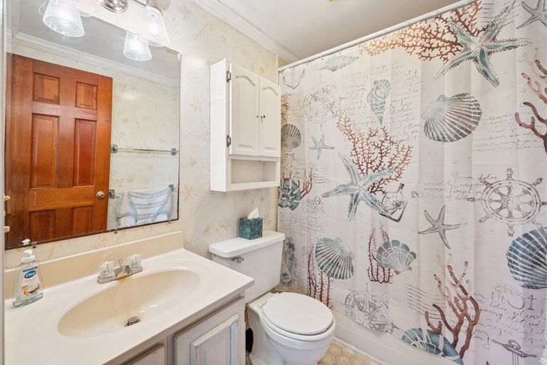 Bathroom 5, Berry Restful 5 Bedroom Home, Georgetown