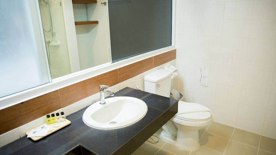 Bathroom 5, B2 Hat Yai Rat Uthit Boutique & Budget Hotel, Hat Yai