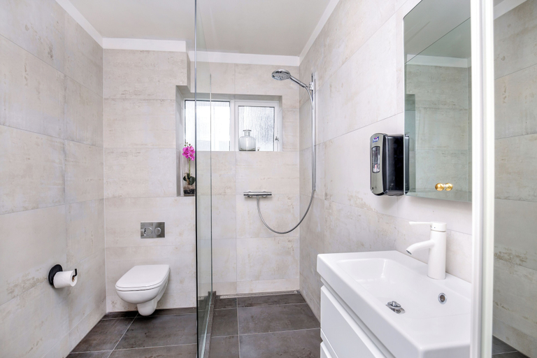Bathroom 3, Freyja Guesthouse & Suites, Reykjavík
