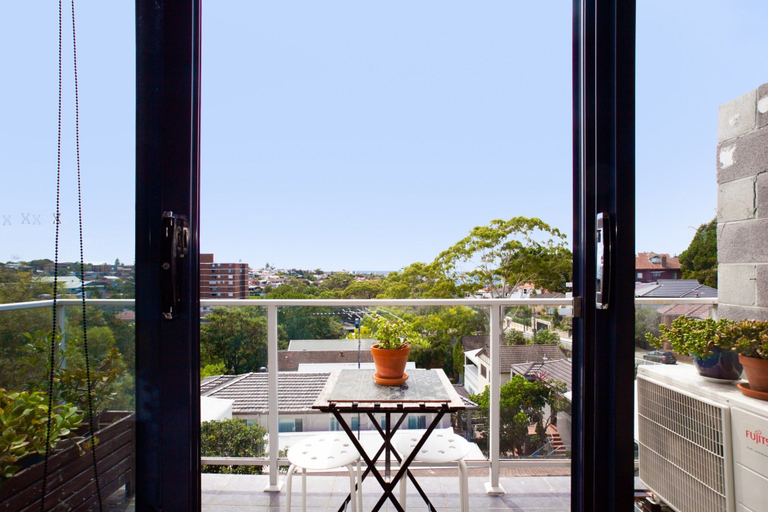 Outdoor dining 5, Treetop Retreat Five Minute Stroll To The Beach, Sydney