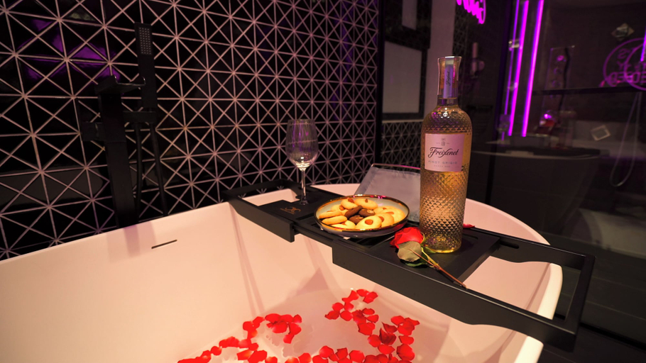 Food & Drinks