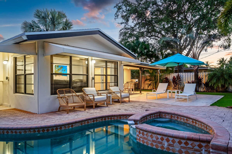 Room 2, Tropical Getaway Heated Pool Patio Retreat, Broward