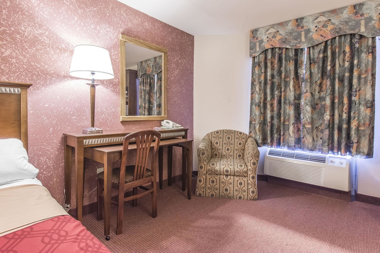 Bedroom 3, Econo Lodge, Simcoe