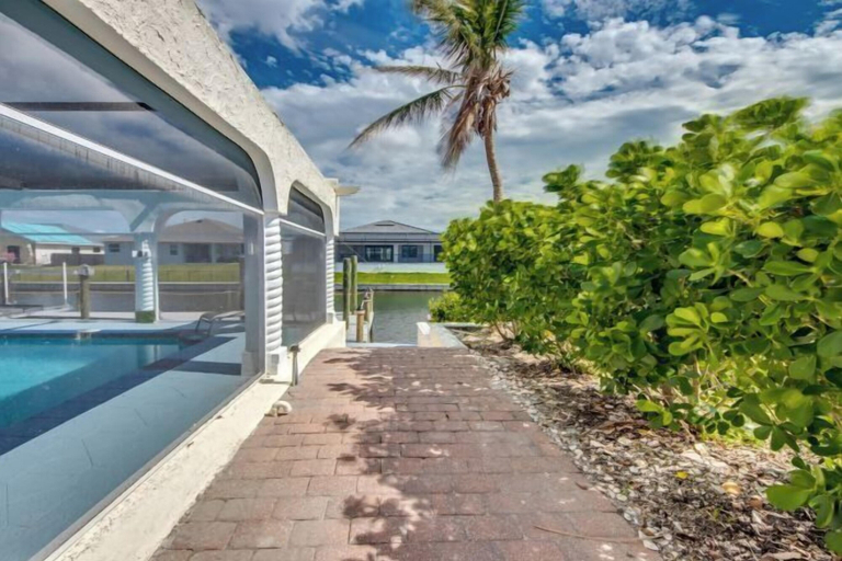 Outdoor pool 2, Golden Globe - luxury on the canal with pool/spa, Lee