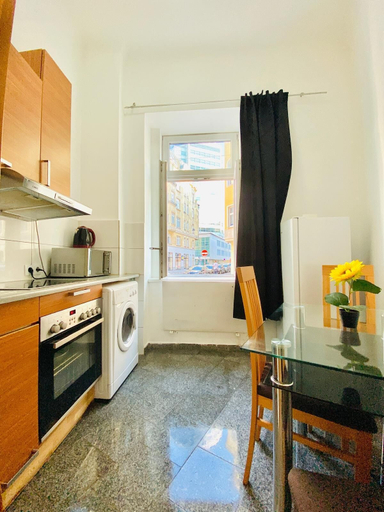 Private kitchen 3, Cozy 1BR Apartment Near Danube River, Wien