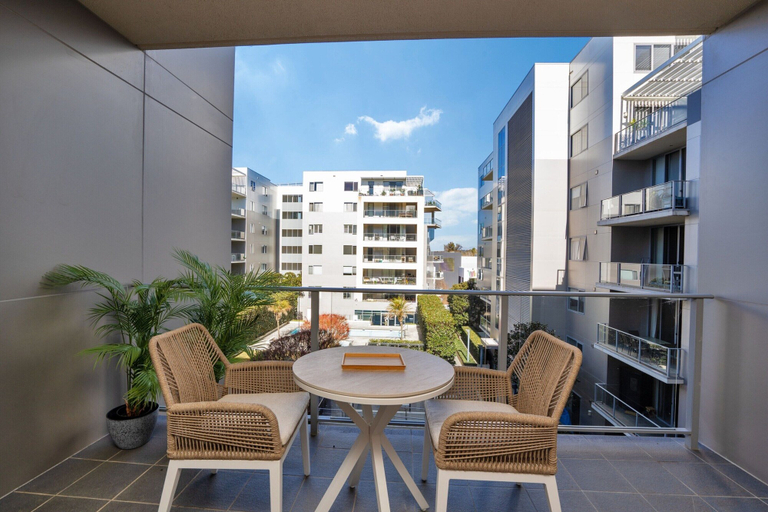 Outdoor dining, Modern 1-bed Unit With Pool Views and Balcony, Canberra