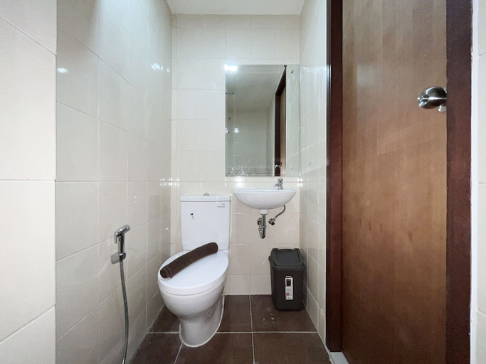 Bathroom 3, Restful And Simply Look Studio Vida View Makassar Apartment, Makassar