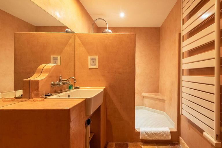 Bathroom 5, La Tour de Cause, Dordogne
