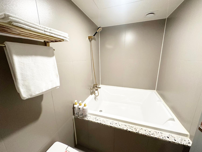 Bathroom 2, Sintra Boutique Hotel, Goyang