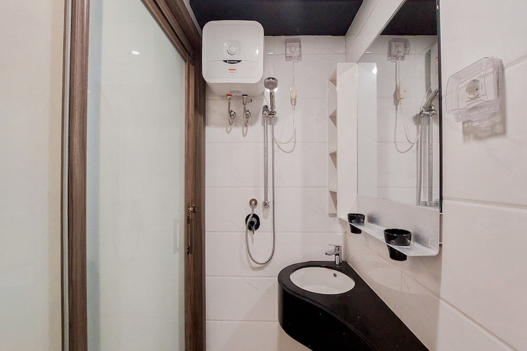 Bathroom 2, Good Designed And Cozy Studio At Sky House Bsd Apartment, Tangerang Selatan