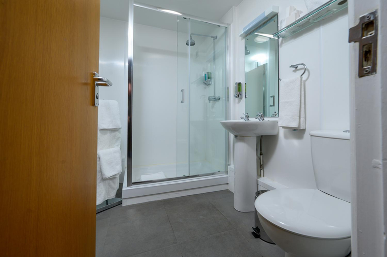 Bathroom 4, Lucas House Hotel, Birmingham