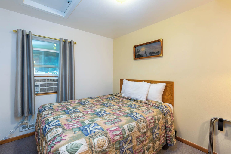 Room 2, Cascade Motel, Lane