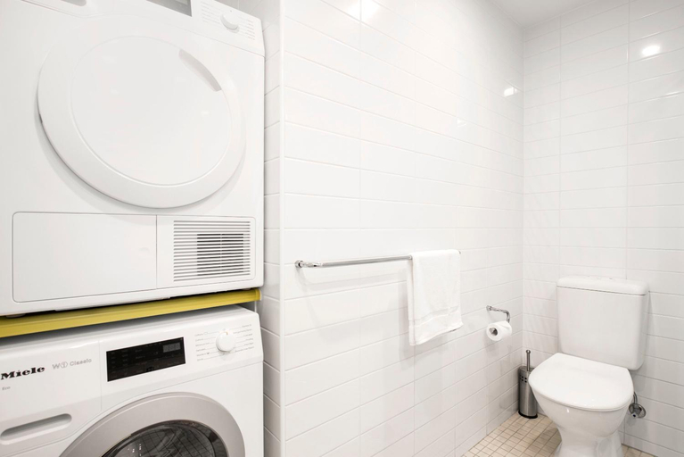 Bathroom 4, Oaks Glenelg Liberty Suites, Adelaide