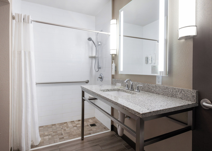 Bathroom 4, Hilton Garden Inn Grand Forks - UND, Grand Forks