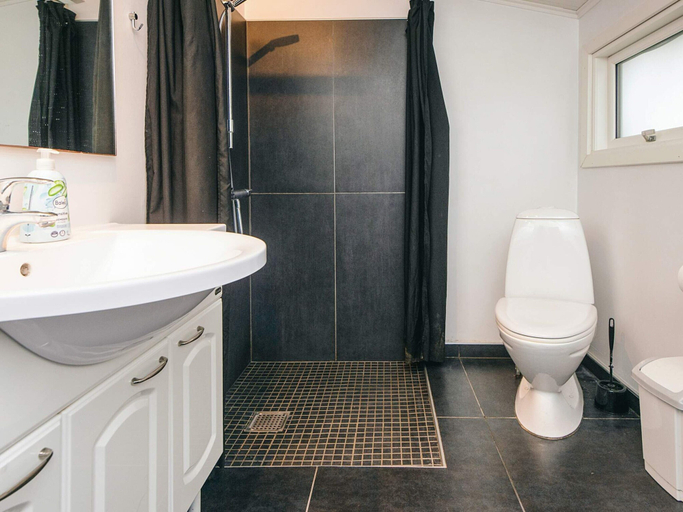 Bathroom 4, 6 Person Holiday Home in Fano, Fanø