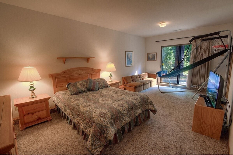Room 2, Aspen View Lodge 3 Bedroom Home by RedAwning, El Dorado