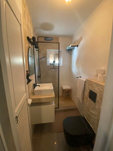 Room 4, Palm Beach Vacaysuites - Garden Suite - Poolside