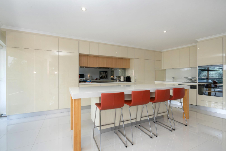 Kitchen 2, Spacious 2-Bed Apartment Near Dining  Attractions, Canberra