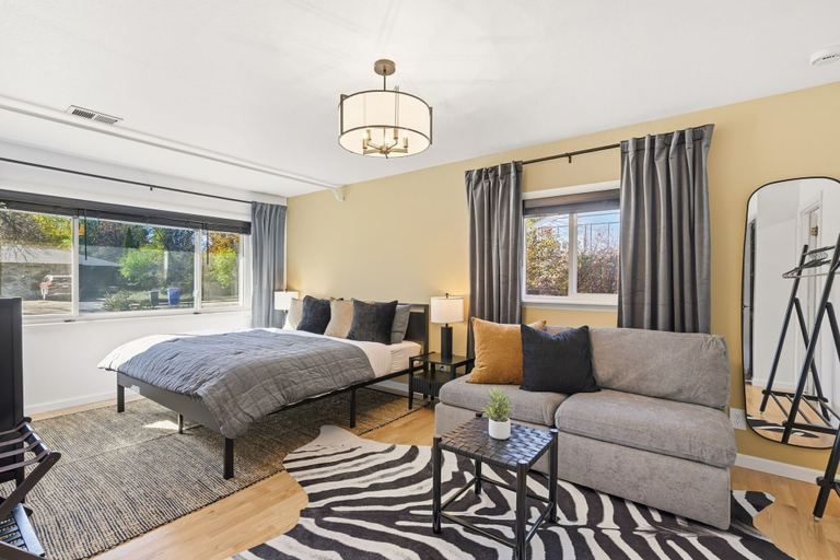 Room 3, Moody Modern Getaway Walk to CSU & City Park, Larimer