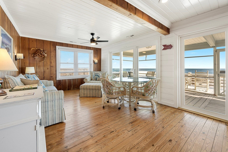 Living area 2, Laughin Place 7 Bedroom Home by Peace Vacations, Georgetown