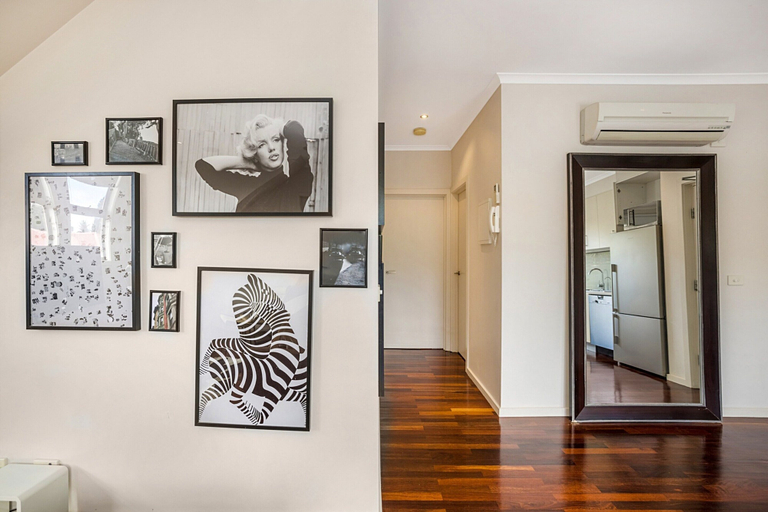 Living room 5, Stunning 2-bed Unit With BBQ Patio Near Dining, Melbourne