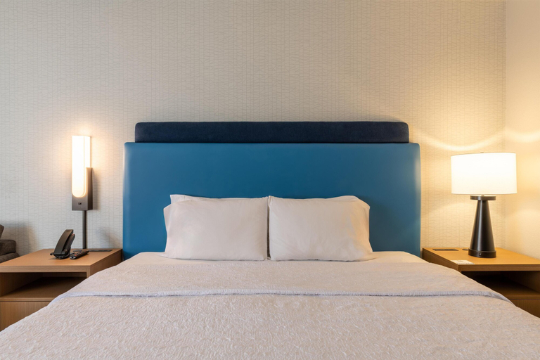 Bedroom 4, Hampton Inn Portsmouth Central, Rockingham