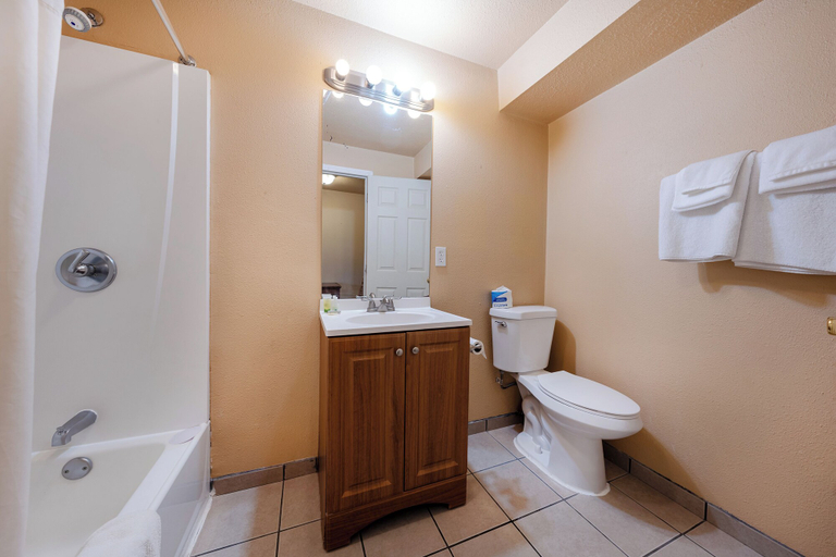 Bathroom 4, Juniper Motel Madras, Jefferson