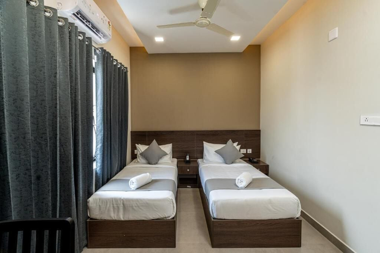 Room 5, Saravana Grand Suites – A Unit of Saravana Bhavan Veg Tables Kochi, Ernakulam