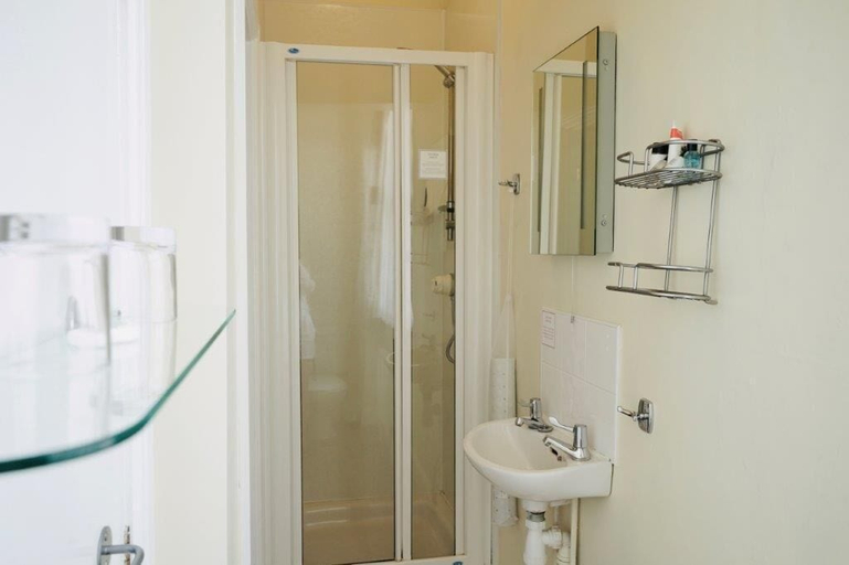 Bathroom 4, Deincourt Hotel, Nottinghamshire