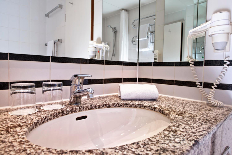 Bathroom, Wyndham Garden Hennigsdorf Berlin, Oberhavel