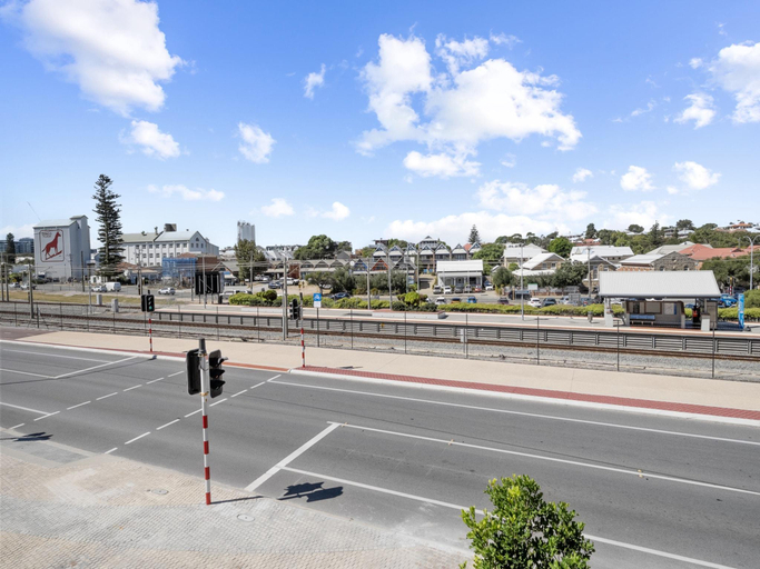 3, Spacious 2-Bed Apartment with Rooftop Views, Fremantle